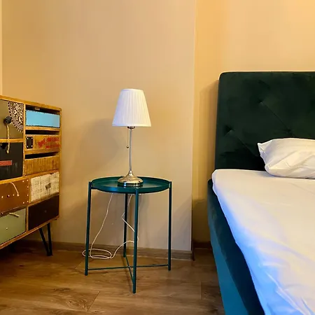 Boutique Magenta Gold *